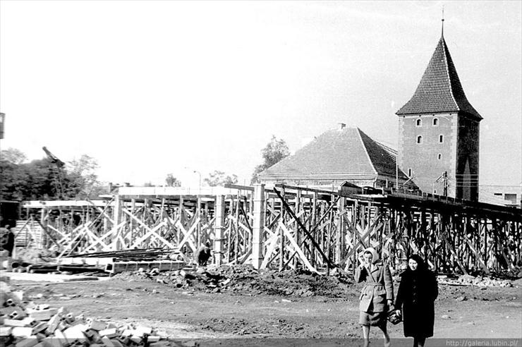 lata 60 -te rozbudowa miasta - 0007_G widok na budowane centrum hadlowe przy ul. Głogowskiej.jpg