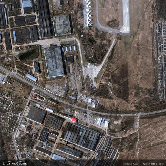 Katastrofa w Smol... - To pierwsze zdjęcie satelitarne z okolic lotniska...idać szczątki polskiego samolotu rządowego Tu154.jpg