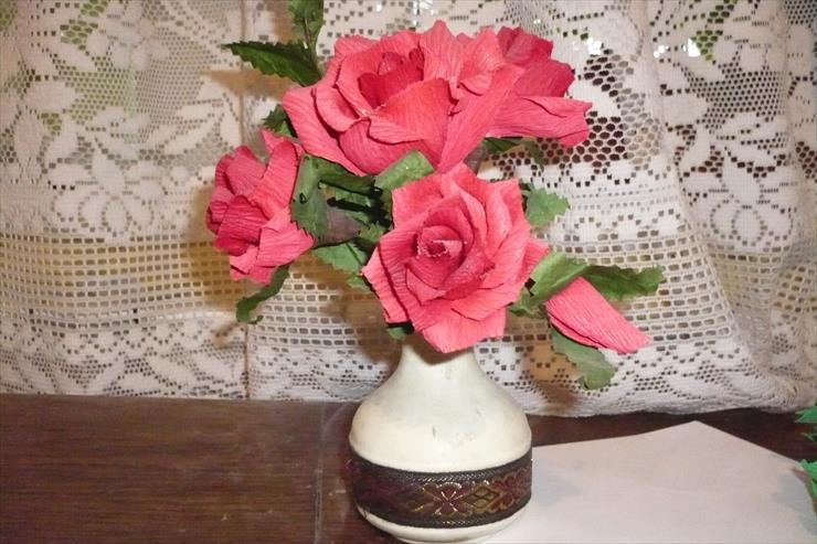 kwiaty z bibuły i krepiny - Róże z krepiny.JPG