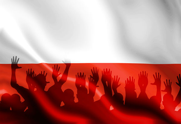 flaga - thstck_polska_flaga_ludzie_600.jpeg