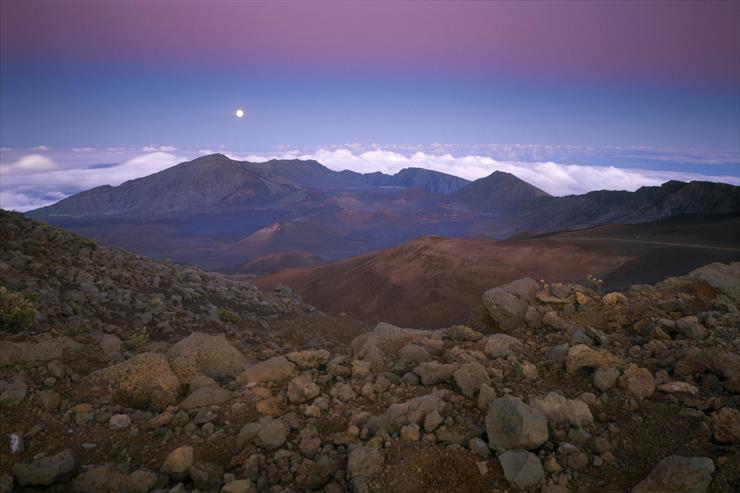 Taki jest świat - Full Moon Rising Over Haleakala, Maui, Hawaii.jpg