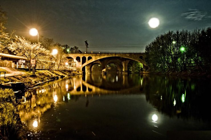 Bydgoszcz nocą - Most kolejowy przy Czarnrj drodze.jpg
