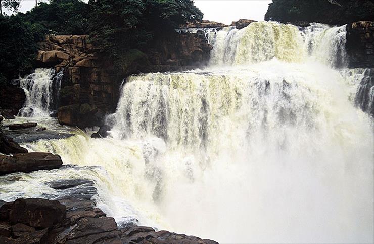 Wodospady - Wodospad Zengo. Demokratyczna Republika Kongo.jpg