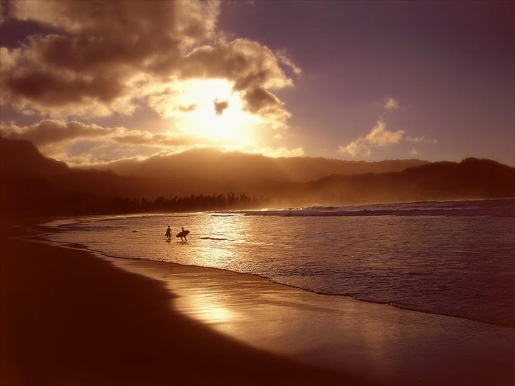 Tła do wierszy2 - Surfers at Dusk, Hawaii.jpg